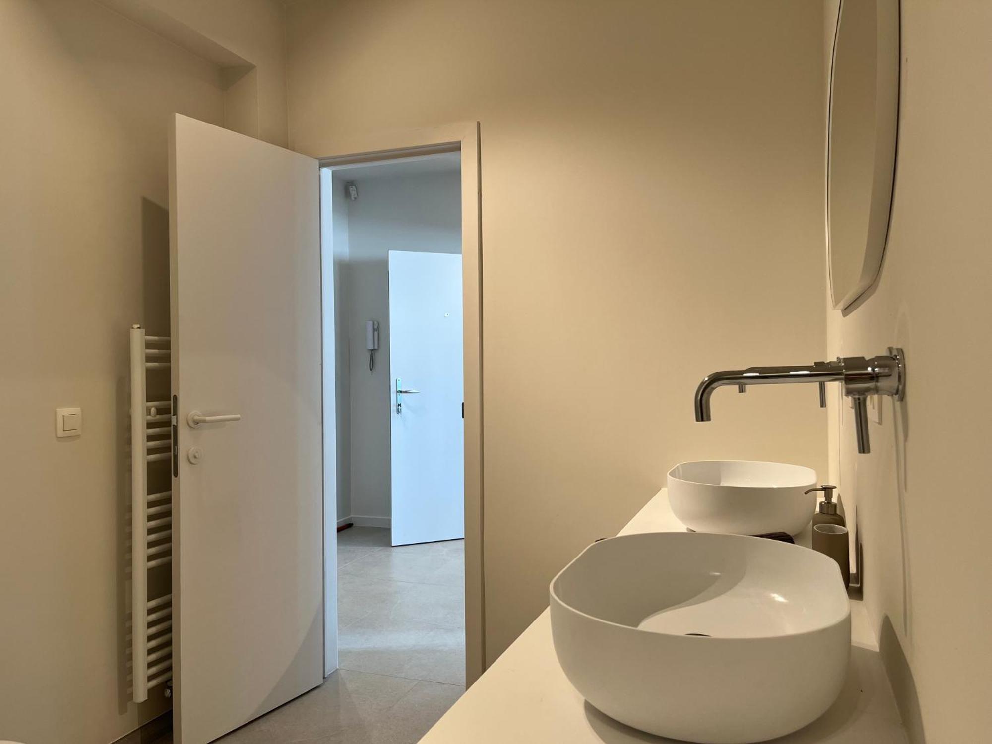 Renovated With Casino View And Free Parking Apartment